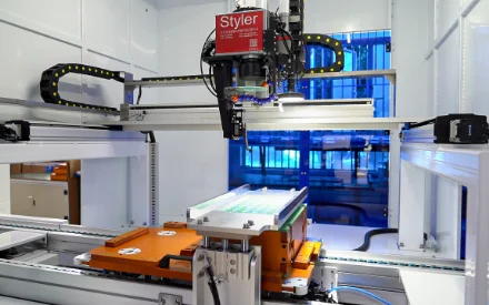 激光焊機(jī)精準(zhǔn)焊接大圓柱電芯